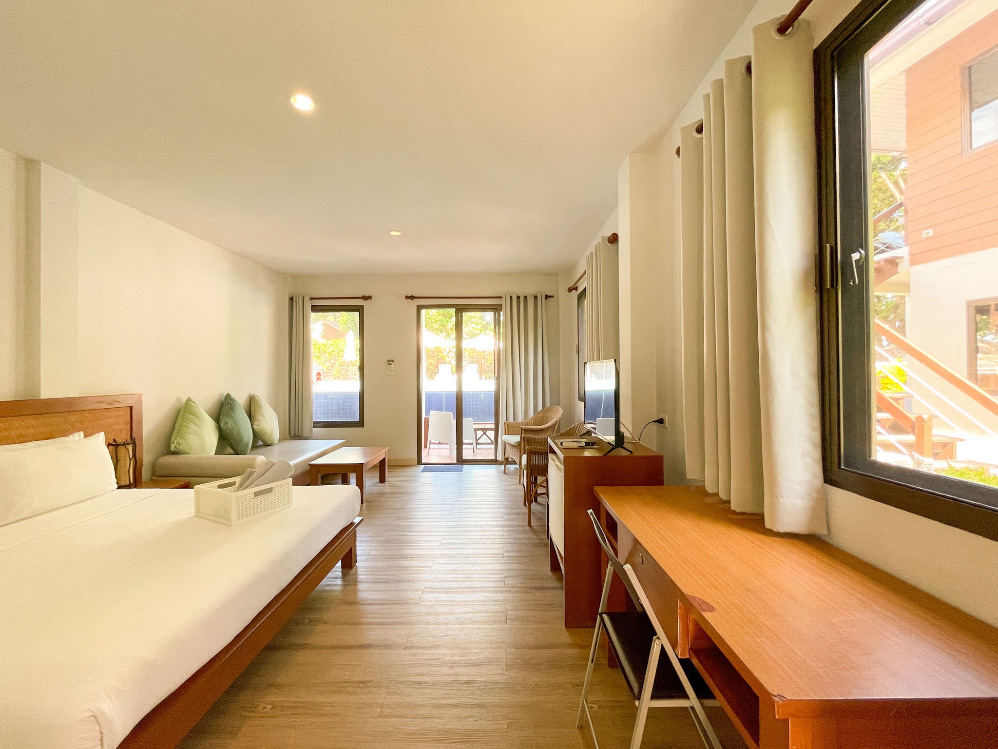 Deluxe Pool View Room