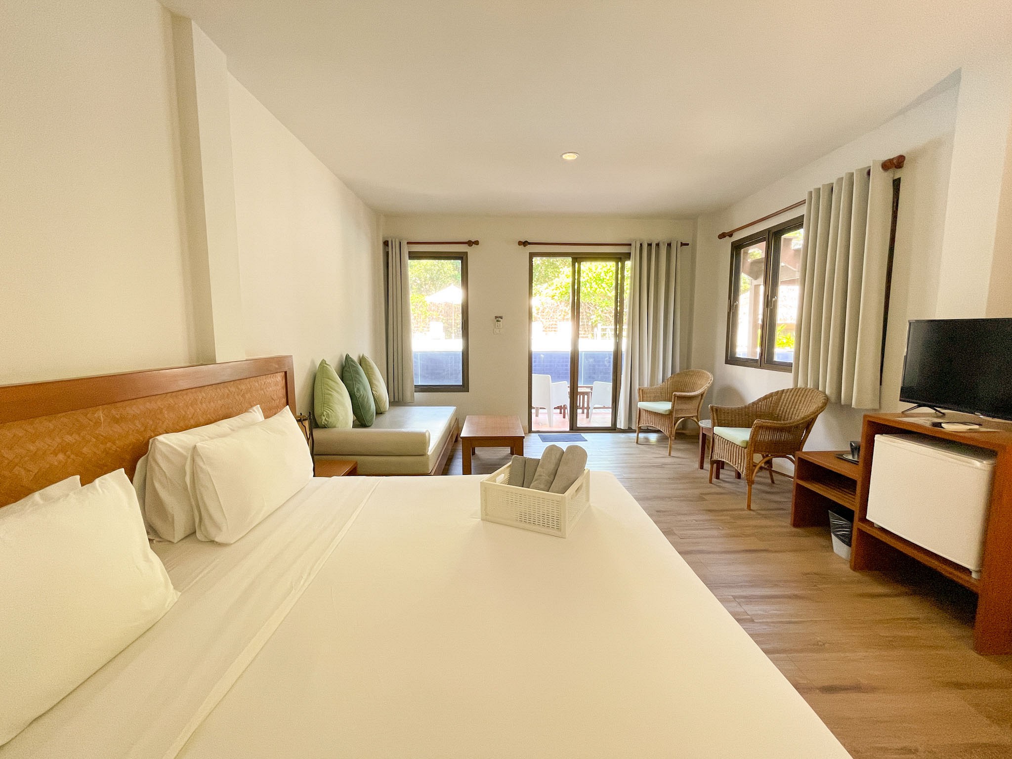 Deluxe Pool View Room