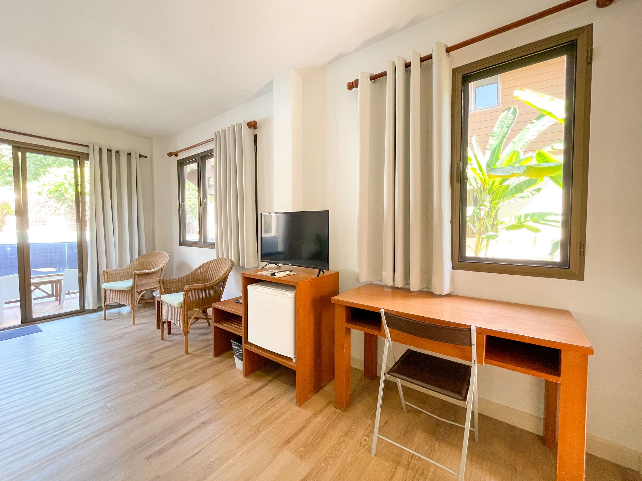 Deluxe Pool View Room