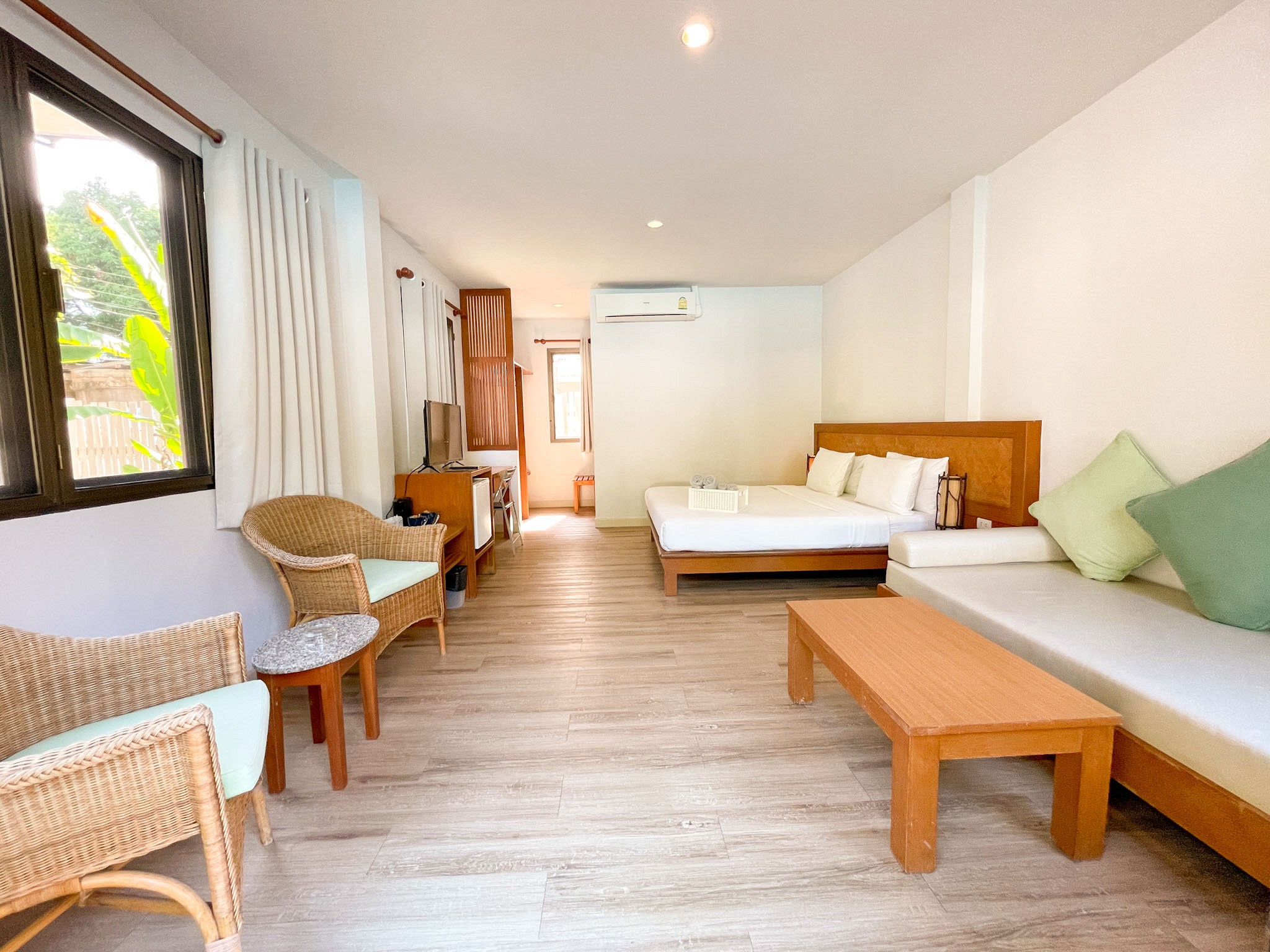 Deluxe Pool View Room