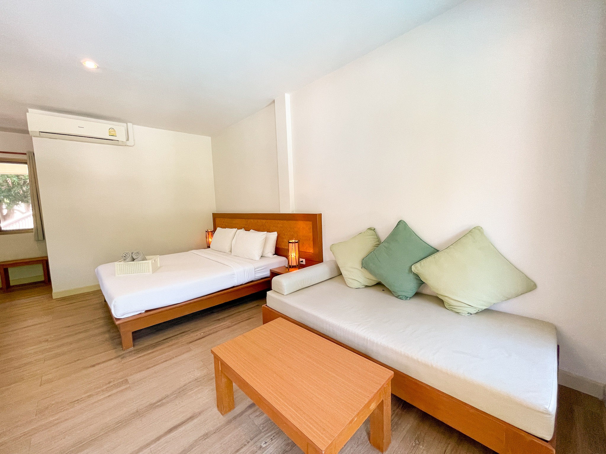 Deluxe Pool View Room