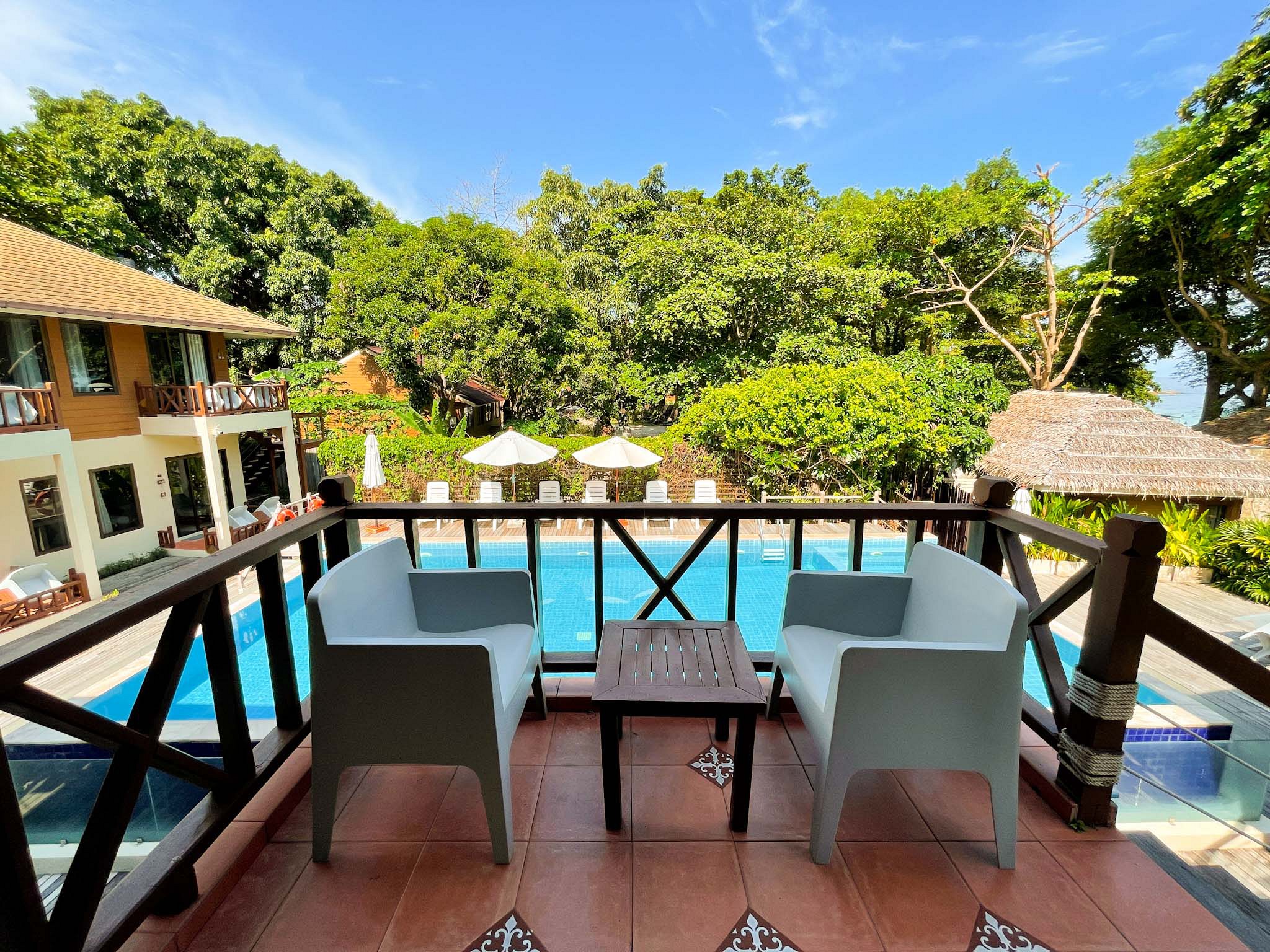 Deluxe Pool View Room