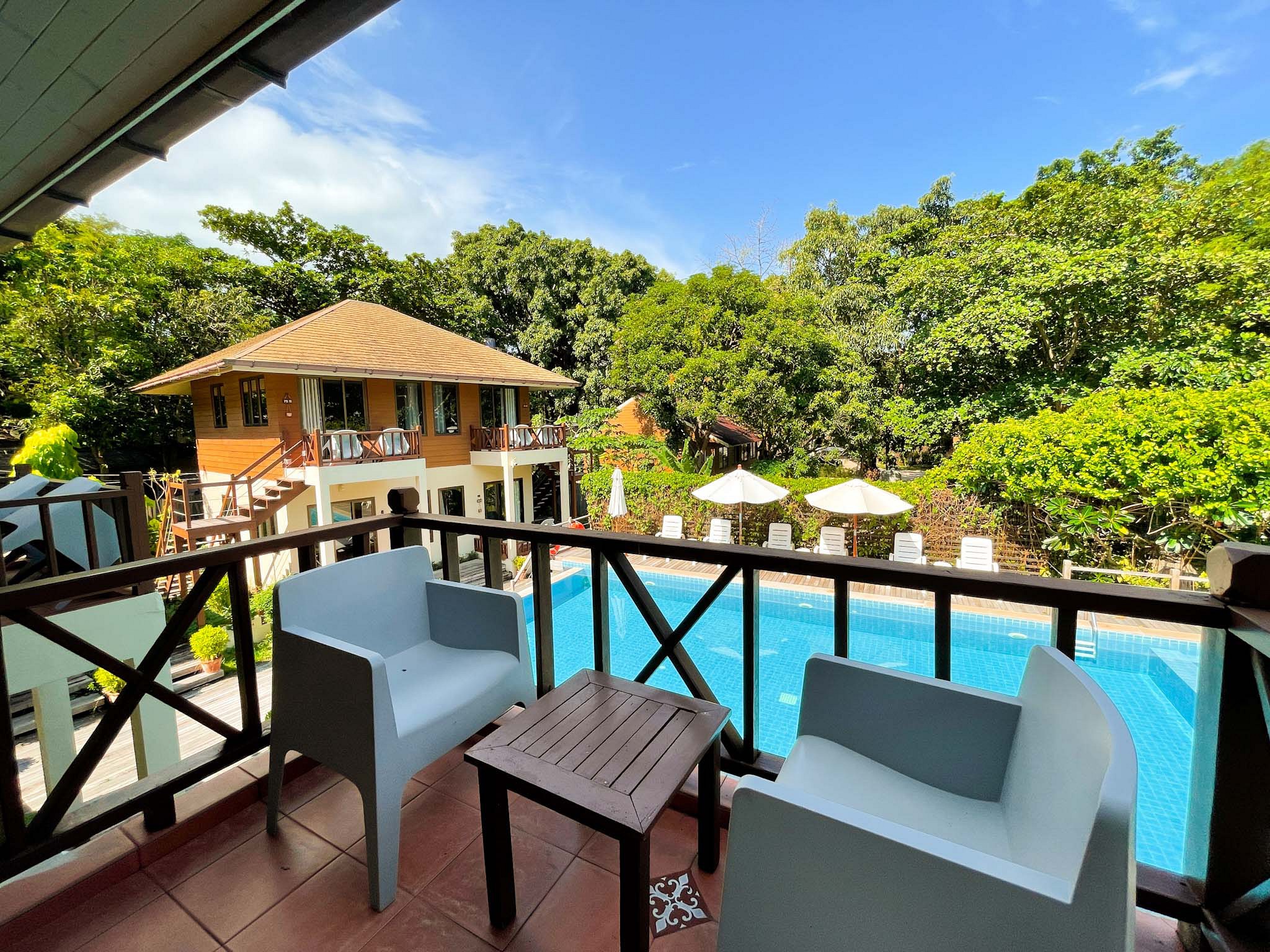 Deluxe Pool View Room