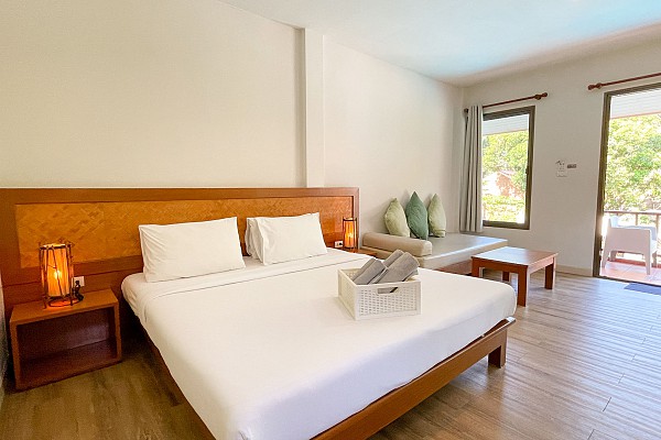 Deluxe Pool View Room