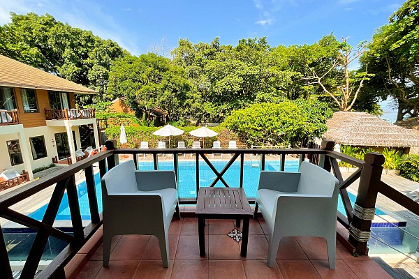 Deluxe Pool View Room