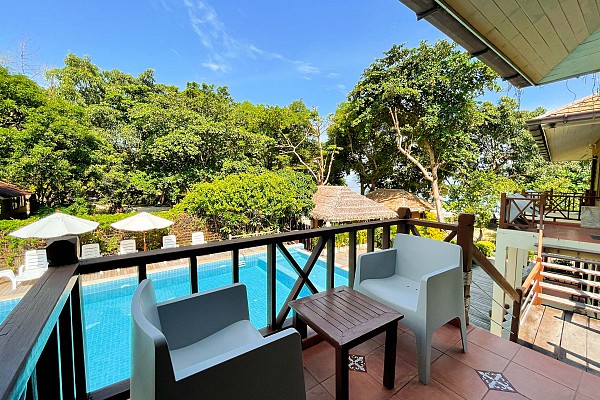 Deluxe Pool View Room