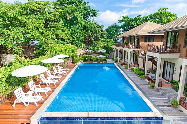 Deluxe Pool View Room