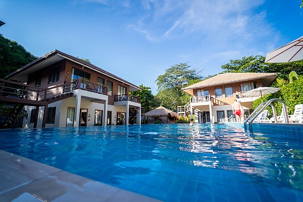 Deluxe Pool View Room